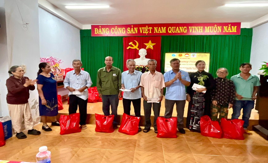 Nam, bà Nụ tặng quà